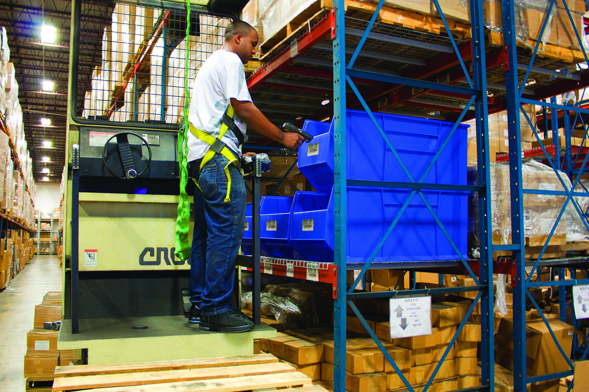 Warehouse worker using Quantum Quick Pick Bin system
